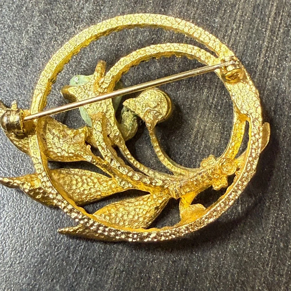 Sarah Coventry Gold Tone Pearl Green‎ Stone Leaf Brooch Pin Vintage
